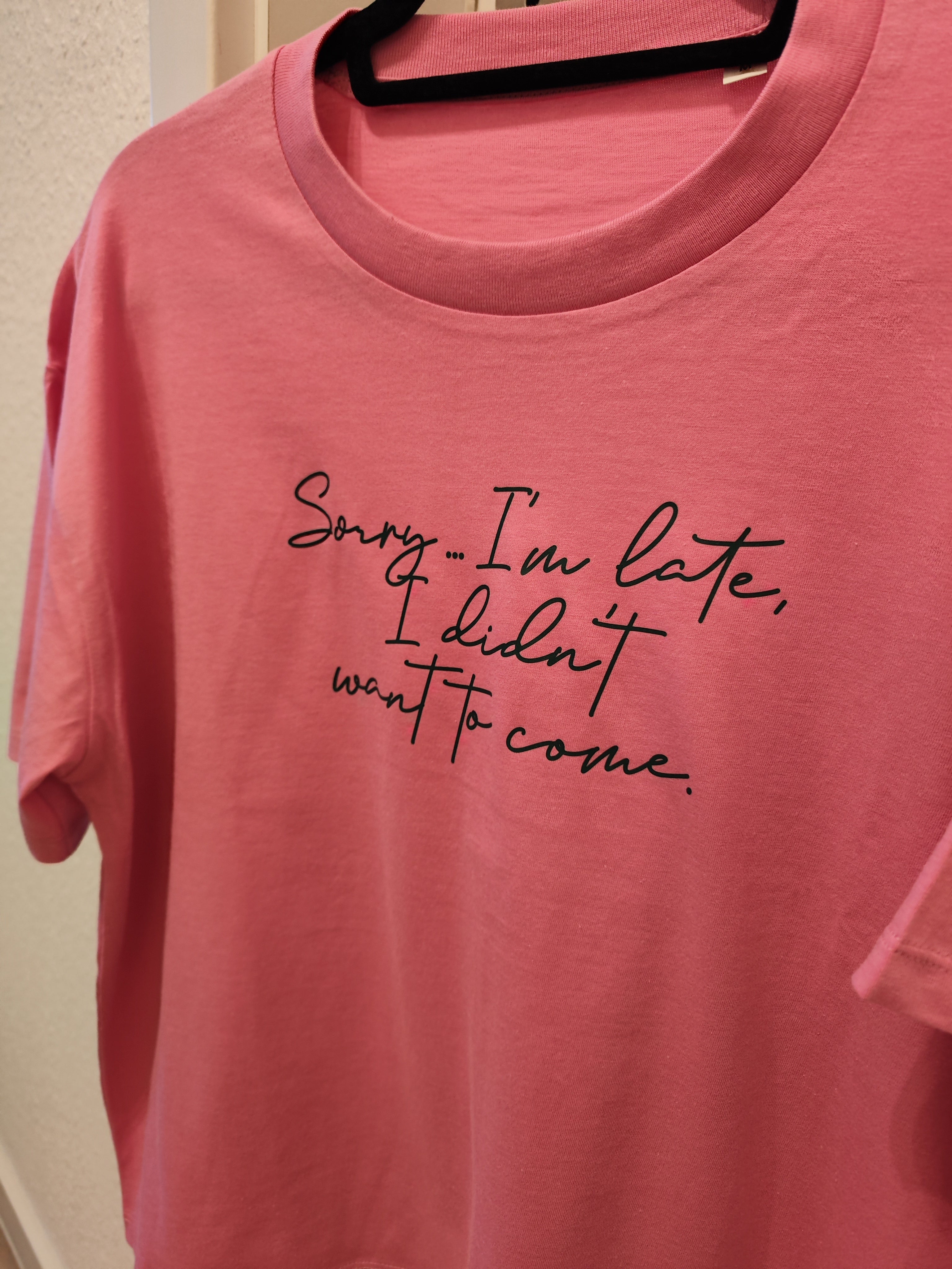 Crop Top „Sorry, I’m late, I didn’t want to come“ aus nachhaltiger Bio-Baumwolle
