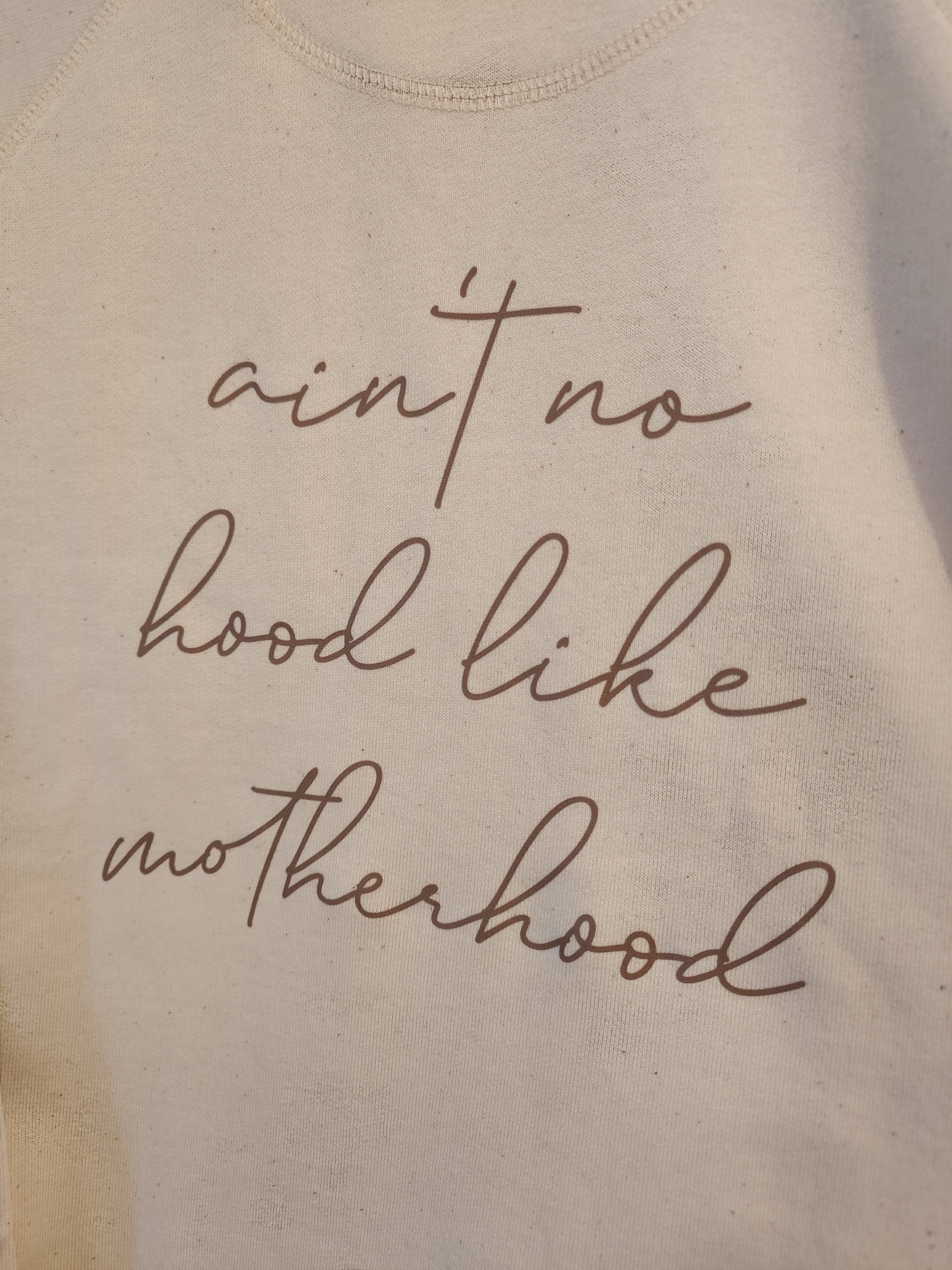 Lässiges Unisex Sweatshirt mit „Ain't no hood like motherhood“-Statement für Mütter