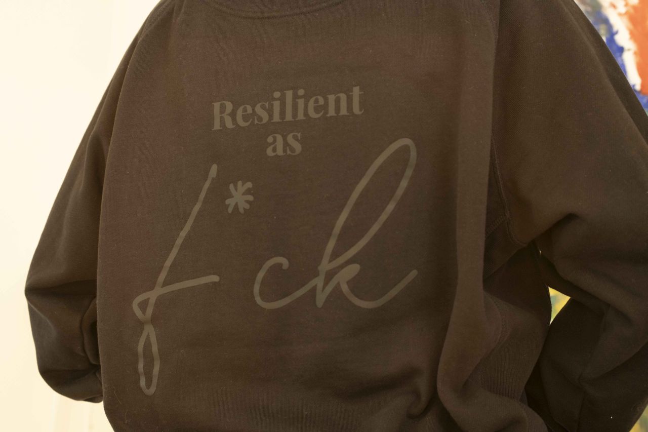Moderner Organic Hoodie in Unisex-Passform mit provokantem Print „Resilient as f*ck“