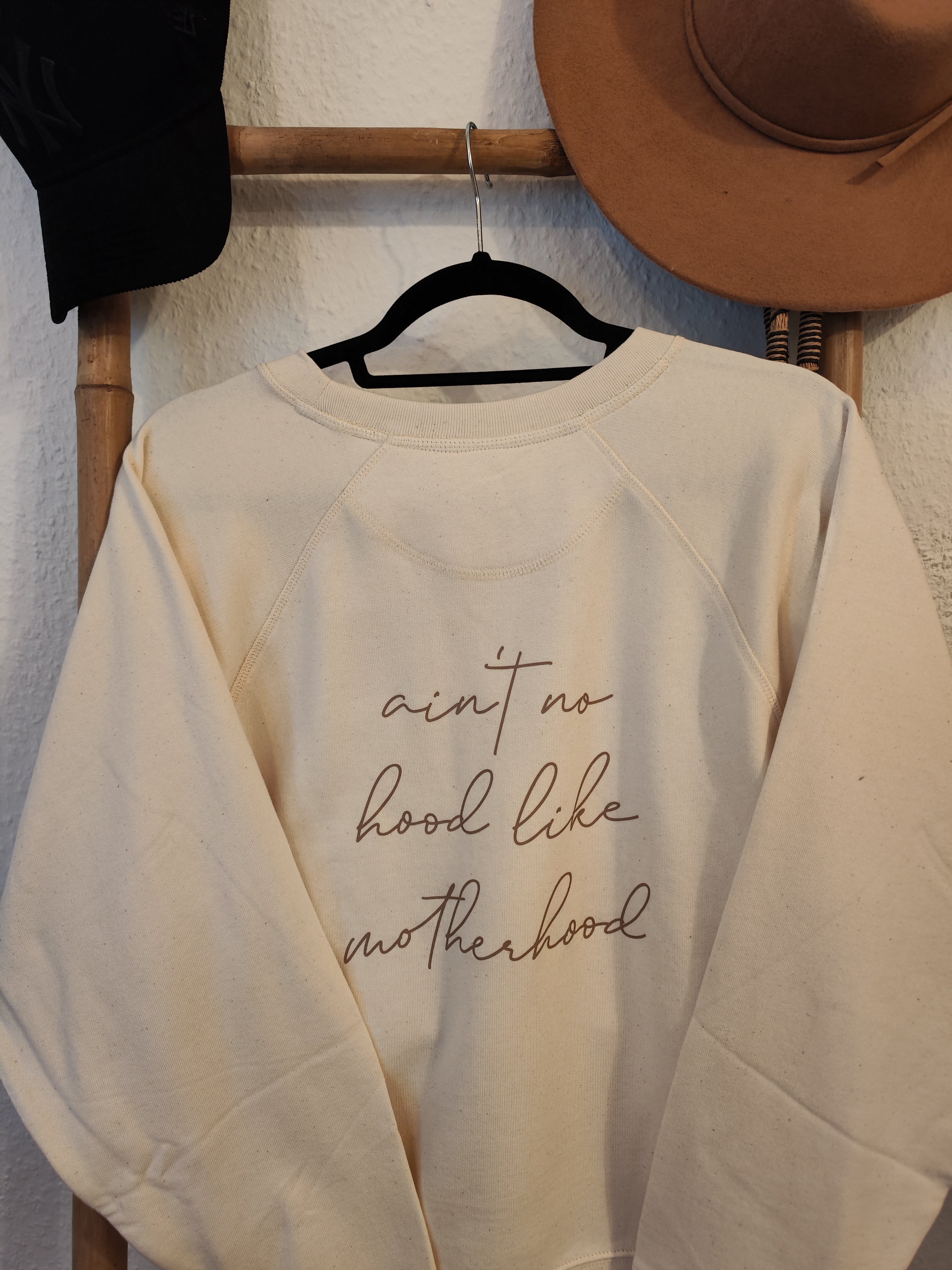Nachhaltiges Oversized Sweatshirt „Ain't no hood like motherhood“ aus Bio-Baumwolle