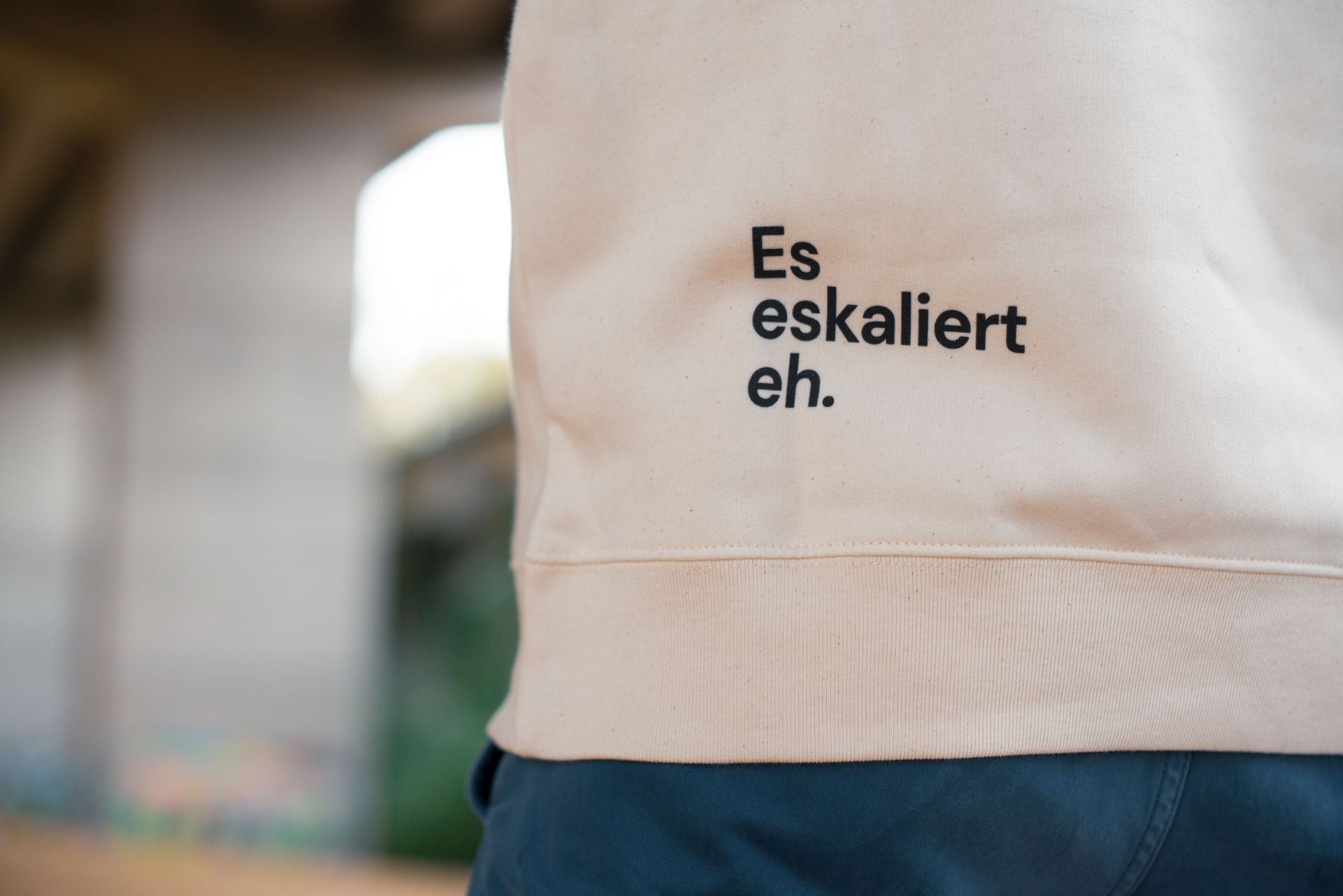 „Es eskaliert eh“ Hoodie – Unisex, aus 85% Bio-Baumwolle für maximalen Komfort