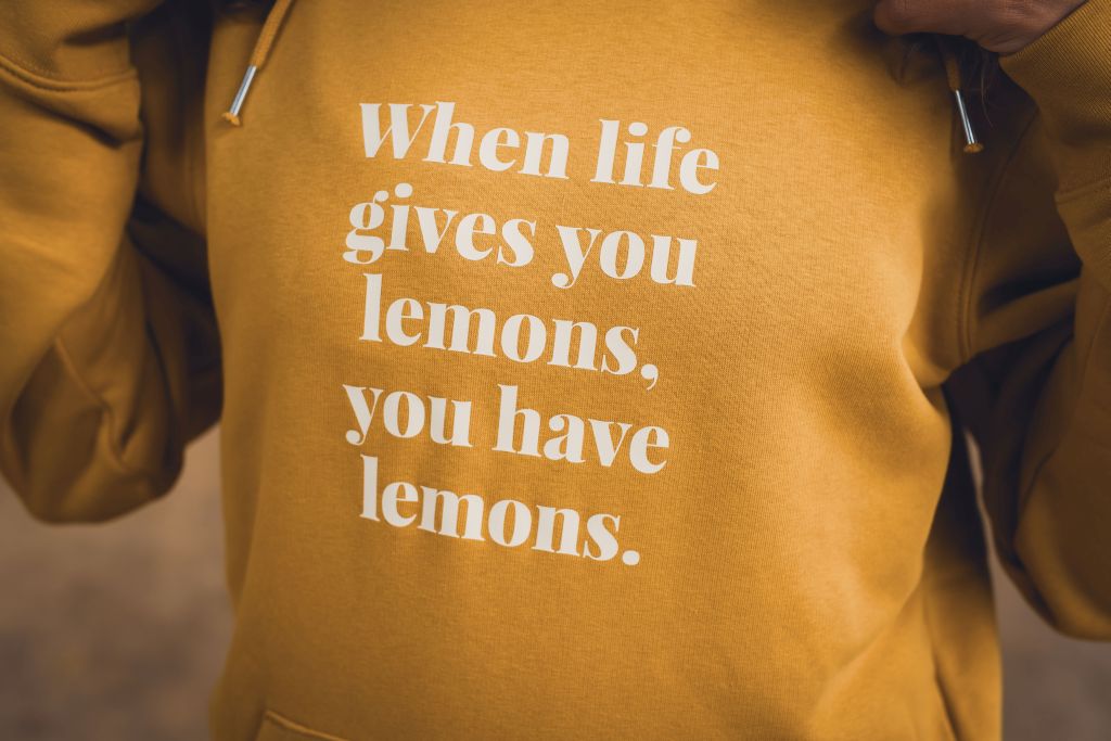 Nachhaltiger Unisex Hoodie mit Spruch „When life gives you lemons“