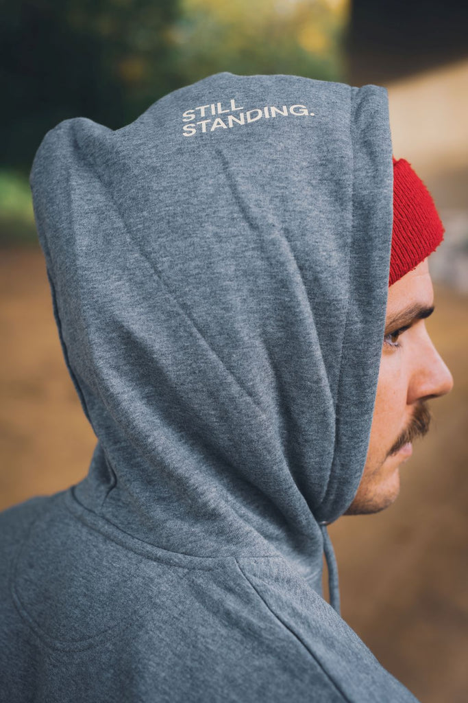 Still Standing Unisex Organic Hoodie – Detailaufnahme der Kapuze 