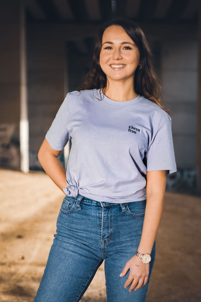 „Ehrenfrau“ Unisex Organic Shirt aus 100% Bio-Baumwolle